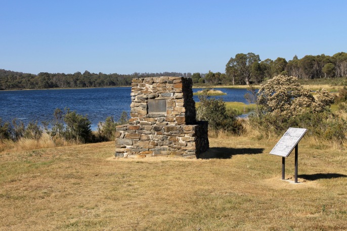 Bronte Lagoon - Monument At The Geographical Centre Of Tasmania (Tas)